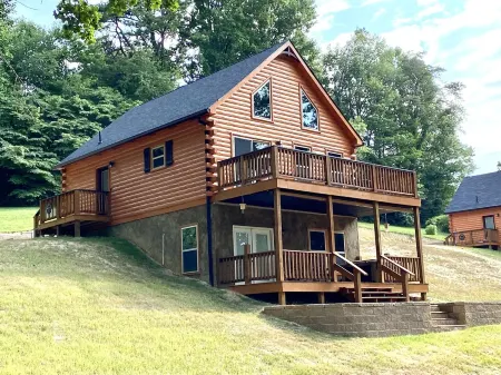 Black Bear Retreat • 2Bed 2Bath Cabin • Near Bike Trail Отели в г. Таунсенд