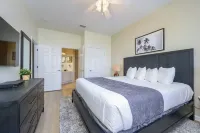 Beautiful 3 bedrooms Condo at Vista Cay with lake view. Refurbished July 2024