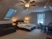 Studio 154 tucked away, peaceful and convenient access to the upper valley NH. 住宿飯店