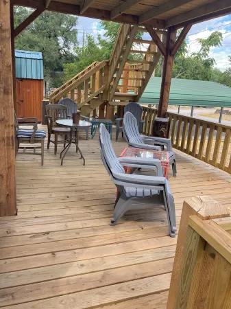 The Nestle Inn, walk to Historic Downtown Square. Centrally located.