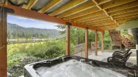 Garden Cottage Getaway on the Pend Oreille River! Pet-Friendly! Close to Skiing!