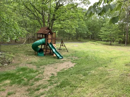 Private heated pool. Secluded 4,500sq.ft Hot tub. game room.