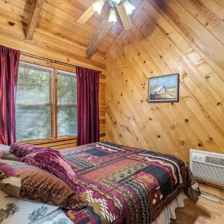 1 Bedroom Cozy Cabin 4 Miles to Downtown Helen! Fireplace, Kitchen, Fire Pit!