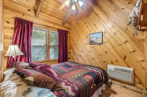 1 bedroom cozy cabin 5 miles to Helen!   Fireplace, Hot tub, kitchen, Fire Pit!