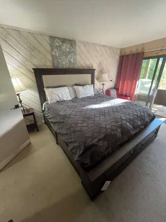 Cozy 2 bd/2 ba Condo w/ dual decks minutes from town & slopes!