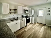 Charming 2-bedroom cottage with full kitchen and WiFi in Pensacola. Sleeps 4.
