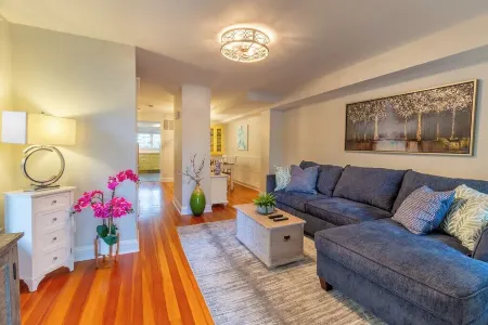 Walking distance to Navy Stadium! No cleaning fees! Отели рядом с достопримечательностью «Уильям Пака Хаус & Гарден»