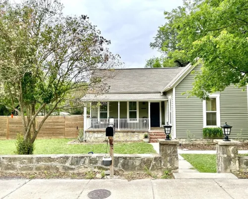 Remodeled historic cottage, 2-min walk to downtown. ハミルトンのホテル