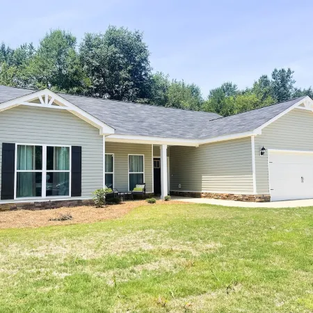 Cheerful spacious home-5 min to Bruce's Field/Downtown