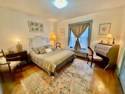 Historic 1884 Victorian Upstairs Unit.  Walk to everything!  Close to elk!