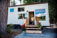 a riverfront retreat nestles on the Cowlitz River La Wis Wis Campground附近的飯店