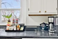 ELEGANT, SPACIOUS FAMILY HOME - 1/2 MILE FROM WESLEY HOSPITAL - 11 BEDS