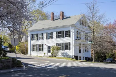 Delightful Downtown Mystic Studio!
