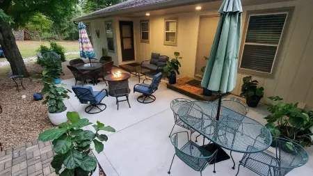 Peaceful retreat, just 10 minutes outside of town