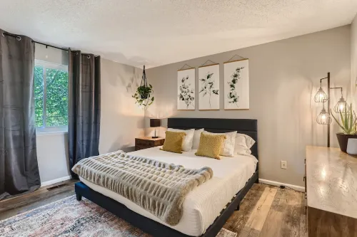 Charming Bungalow - Longmont- Nearby Lyons Pet Friendly fenced yard