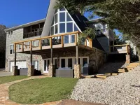 The Chalet on Lake Wylie, 5000 sq ft, Sleeps16, Pet Friendly, Close to Charlotte Hotel dekat Daniel Stowe Botanical Garden