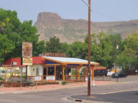 Table Mountain Retreat 戈爾登酒店