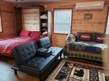 Cute One Room Upstairs Loft just minutes from Bull Shoals Lake & the White River