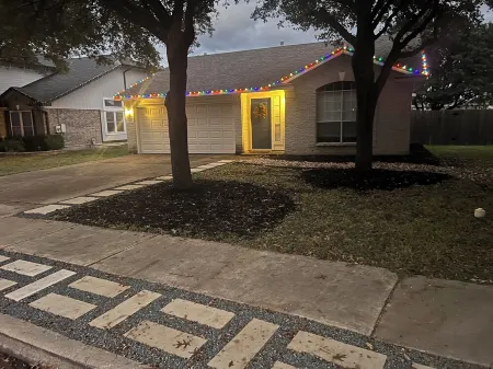 Cedar Park single-story house with greenbelt access and close to everything! Отели в г. Сидар Парк