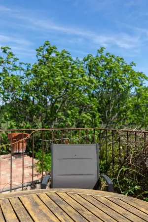 Dans UN Coin DE Verdure Avec Bassin DE Baignade