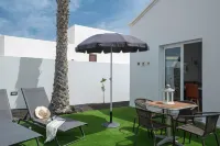 B1, in a small complex with communal heated pool 100m from the sea Отели рядом с достопримечательностью «Casa / Museo Cesar Manrique»