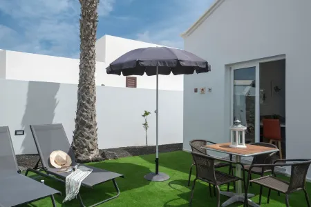 B1, in a small complex with communal heated pool 100m from the sea Отели рядом с достопримечательностью «Monte Corona»