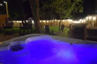 Camp Cresco, Exciting*Hot Tub*Hiking*FirePit Hotels in Cresco