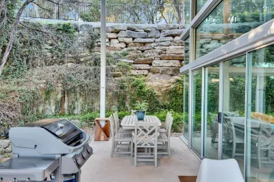 Austin Glass House-As Seen on TV and Two Movies Hotels near Northlake Church