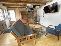 Cozy 2BR with Rustic Decor Near Downtown