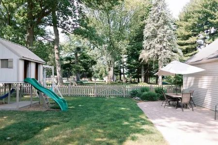 Private home has WIFI, Fireplace, Fire pit, Full Kitchen, 4 mile from Lancaster!