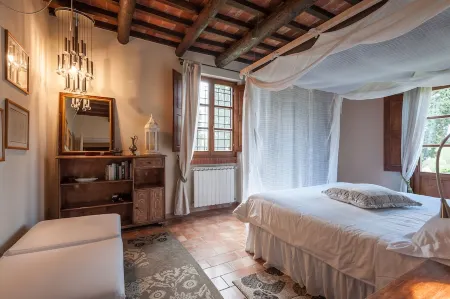 charming apartment with pool just 4 km from the center of Arezzo and 6 km from t