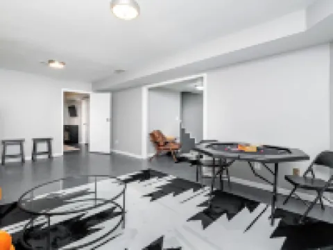 Bourbon Trail! Prime Location, Amenities & Sauna! Hotels in Versailles