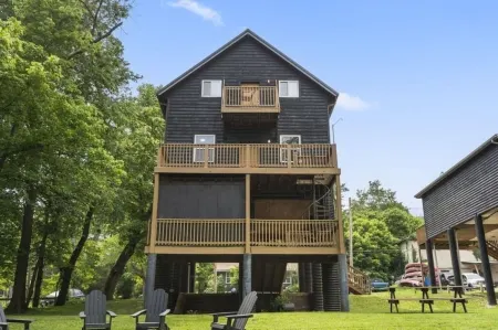 Big Riverfront Cabin #5 on the James! Sleeps 12, #5 of 5 Cabins