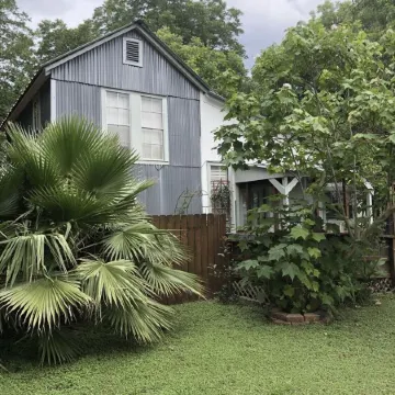 PET FRIENDLY MAIN STREET LOFT, WALKING DISTANTANCE TO OLD TOWN TOMBALL