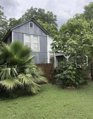 PET FRIENDLY MAIN STREET LOFT, WALKING DISTANTANCE TO OLD TOWN TOMBALL Hotels near Spring Creek Park