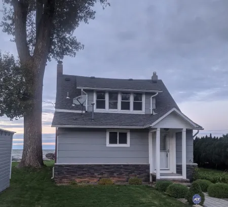 Adorable Cape Cod on Lake Ontario Waterfront