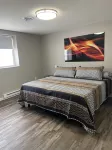 Contemporary 1400 sq ft Space in Lower Level Open Concept Gas Burning Fireplace Hoteles en 