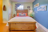 Lakefront, Swim, Fish, Kayak, fire pit, star gazing, pet friendly. All on site!