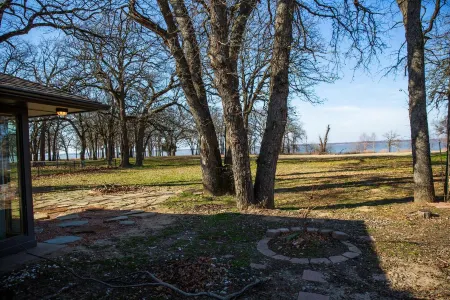 House on the lake with a large sandy beach just steps from the back door. Отели в г. Мак-Интош