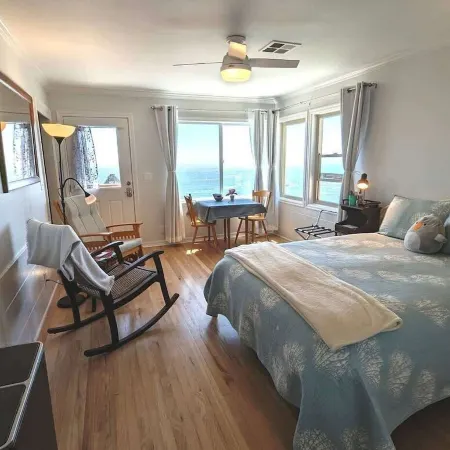 Sparkling Clean, Private & Quiet! Amazing Ocean Views [4]