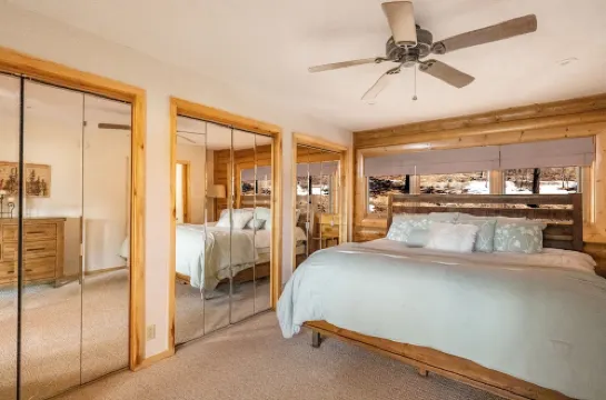 ENCHANTED CIRCLE LODGE-AWESOME MOUNTAIN VIEWS WITH HOT TUB AND SAUNA!