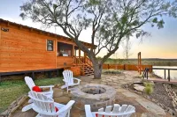 The Belle Plain Caboose is a  private romatic stay with great fishing! Hotels in Callahan County