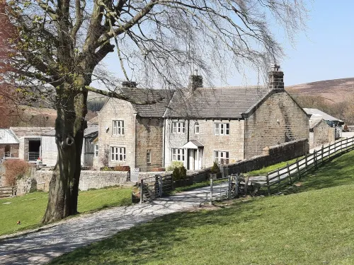 Well appointed cottage on a working hill farm Hotels in Otley