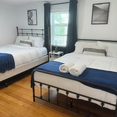 Charming Townhouse 12 minutes to Boston