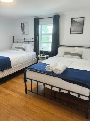 Charming Townhouse 12 minutes to Boston