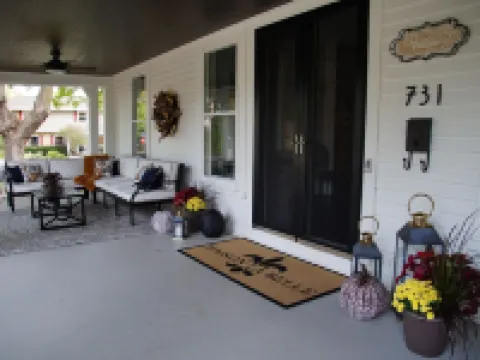 Exquisite Newly Renovated Historic Lake Country Home - Maison La Belle オコノモウォックのホテル