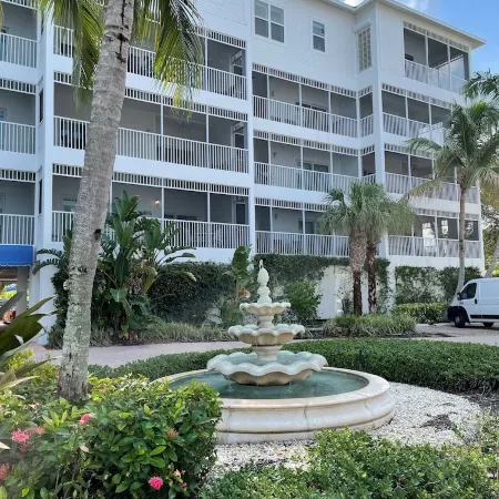 Spacious Marco Penthouse with Beautiful Ocean Views