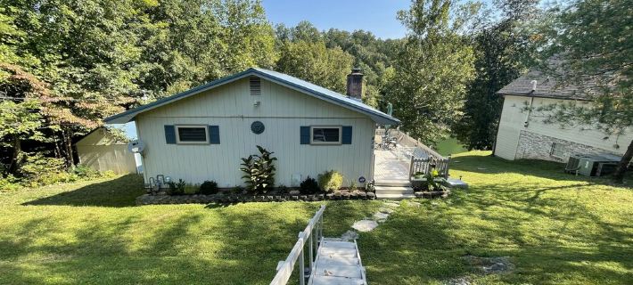 Lake Front House in Caryville with Private Dock, 5 minutes from I75 /Twin Cove! Hotels in Campbell County