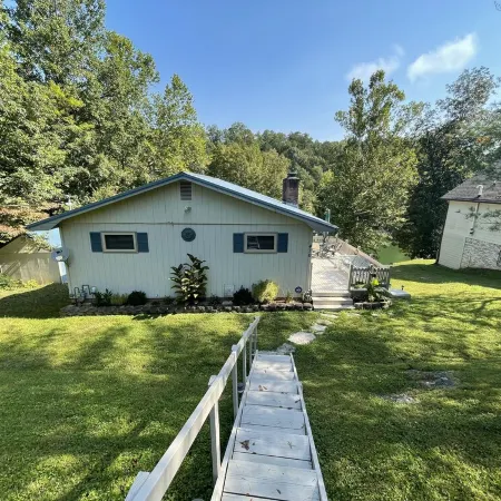 Lake Front House in Caryville with Private Dock, 5 minutes from I75 /Twin Cove!