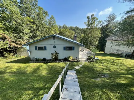 Lake Front House in Caryville with Private Dock, 5 minutes from I75 /Twin Cove!